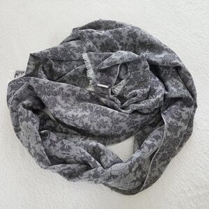 New!!! Michael Kors ✨️Women's  Elegant Gray Patterned Scarf